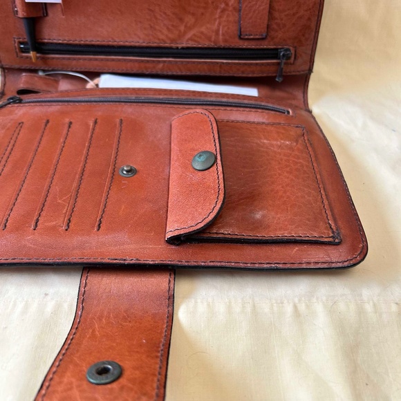 WRIST PURSE, CALF LEATHER, 9 X 6 X 1 ½ INCHES, MADE IN CANADA, MANY ZIPPED POCKE - Picture 8 of 8